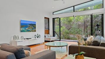 Hus – deluxe, 3 soverom | Oppholdsområde | En 42-tommers TV med digitale kanaler