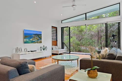 Casa Deluxe, 3 habitaciones | Área de sala de estar | Televisión de 42 pulgadas con canales digitales