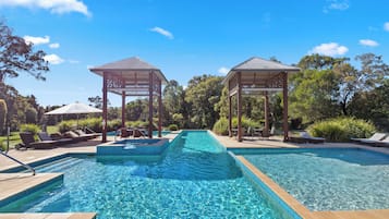 4 outdoor pools, sun loungers