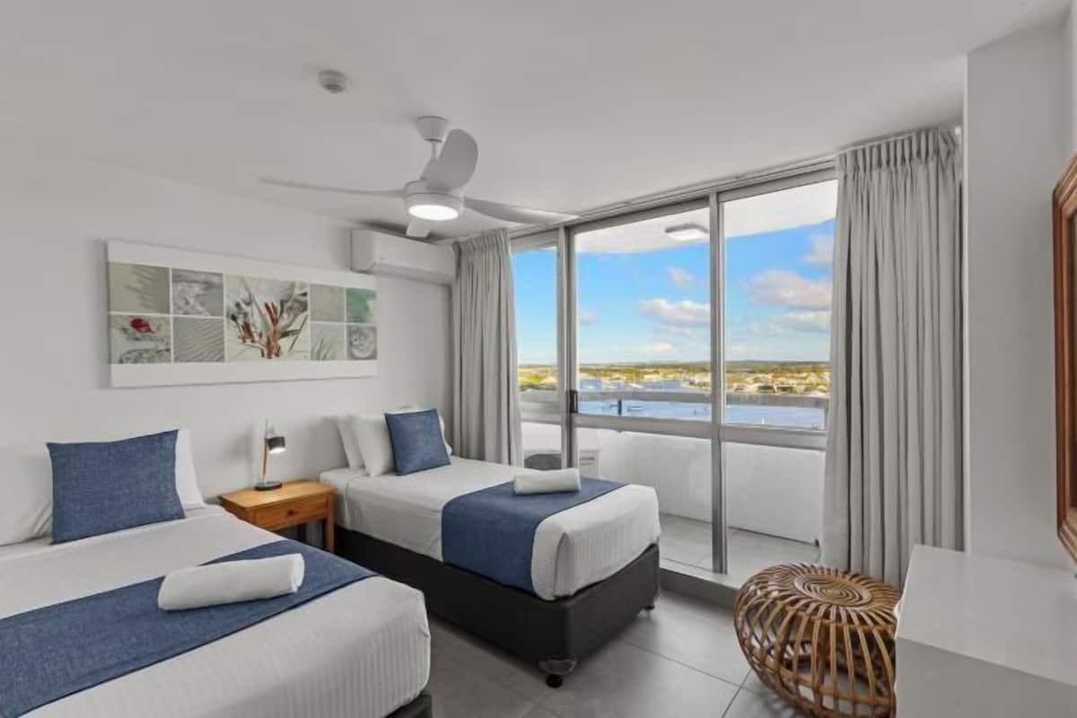 3 habitaciones, escritorio y espacio para trabajar con laptop