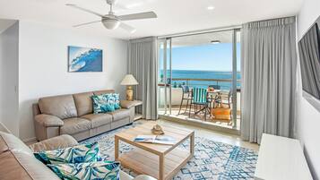 Apartemen Panorama, 2 kamar tidur, pemandangan samudra | Area keluarga | TV dan kantor