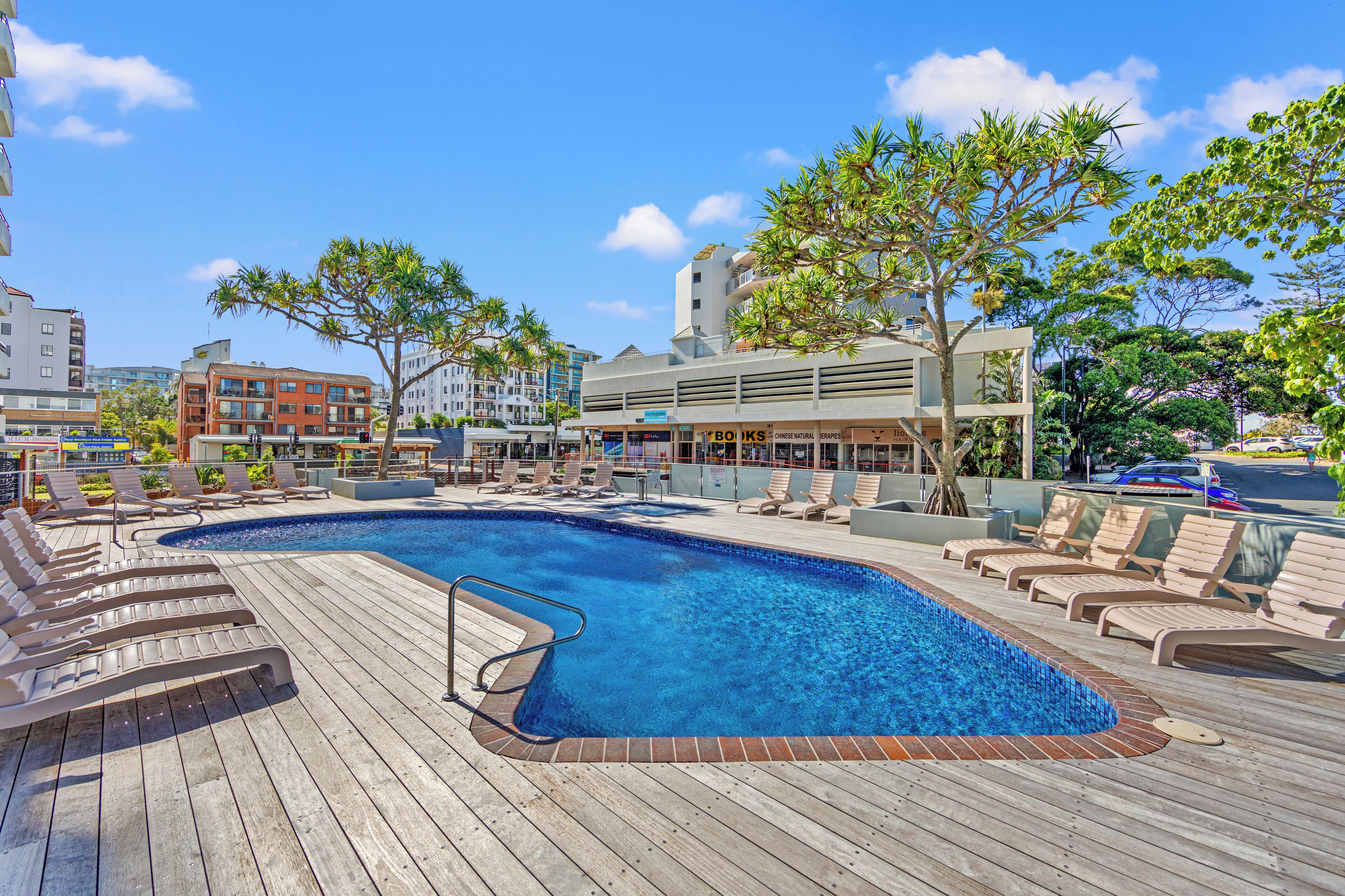 Piscine extérieure, chaises longues