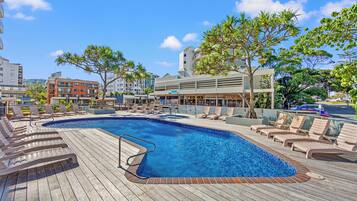 Piscina all'aperto, lettini