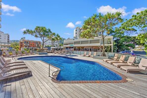 Piscina a l'aire lliure i gandules 