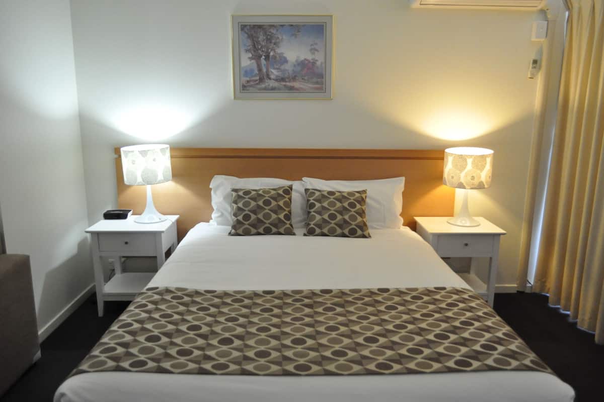 Deluxe kamer, niet-roken (Deluxe Queen) | Verduisterende gordijnen, een strijkplank/strijkijzer, gratis babybedden