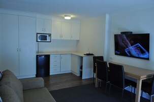 Cortinas blackout, tabla de planchar con plancha y wifi gratis 