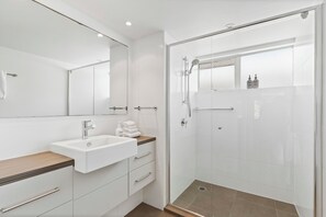 Penthouse, 3 Bedrooms | Bathroom | Hair dryer, towels - Saks on Hastings (Noosa Heads)