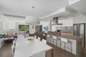 Penthouse, 3 phòng ngủ | Bếp riêng | Tủ lạnh, lò vi sóng, bếp nấu, máy rửa bát 