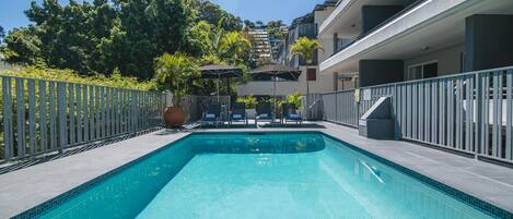 Ulkouima-allas, aurinkotuoleja