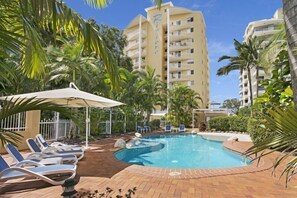 屋外プール、営業時間 7:30 ~ 21:00、プール パラソル、サンラウンジャー