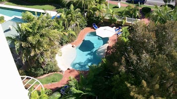 Piscina externa, funciona das 7h30 às 21h, guarda-sóis, espreguiçadeiras