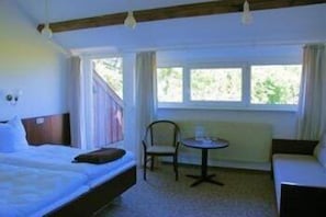 Premium bedding, Select Comfort beds, desk, iron/ironing board - Motel Ostsee Lodge (Ratekau)