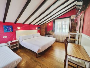 Vierbettzimmer | Hochwertige Bettwaren, Minibar, Zimmersafe, individuell dekoriert