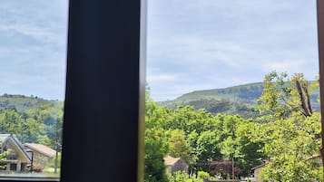Driepersoonskamer | Luxe beddengoed, een minibar, een kluis op de kamer