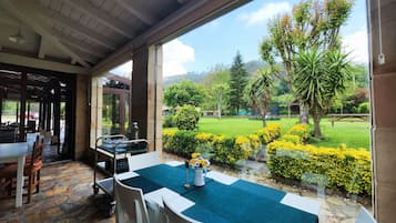 Päivittäinen buffetaamiainen (12 EUR per henkilö)