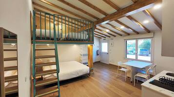 Familie studio, rolstoeltoegankelijke douche, keuken | Luxe beddengoed, een minibar, een kluis op de kamer