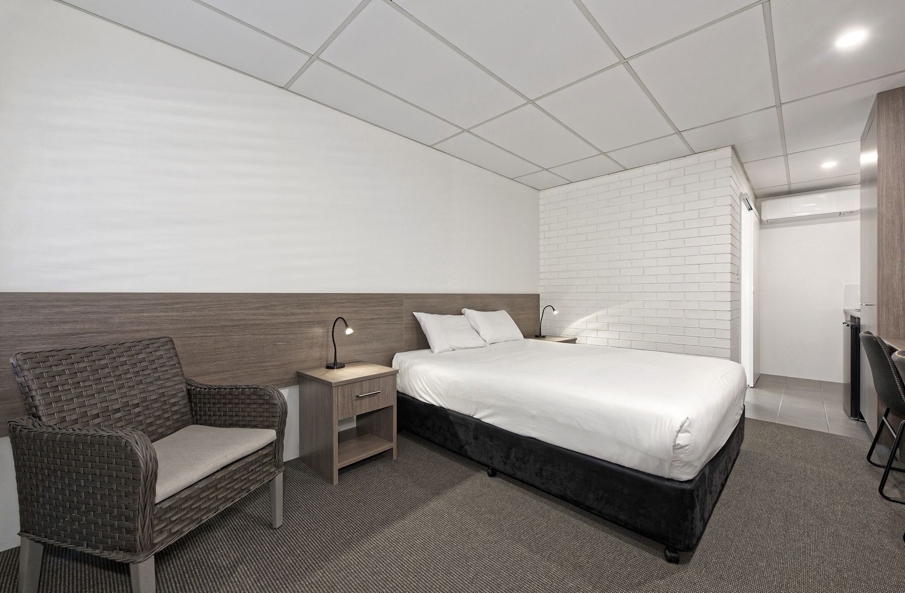 Premium bedding, Select Comfort beds, iron/ironing board, free WiFi