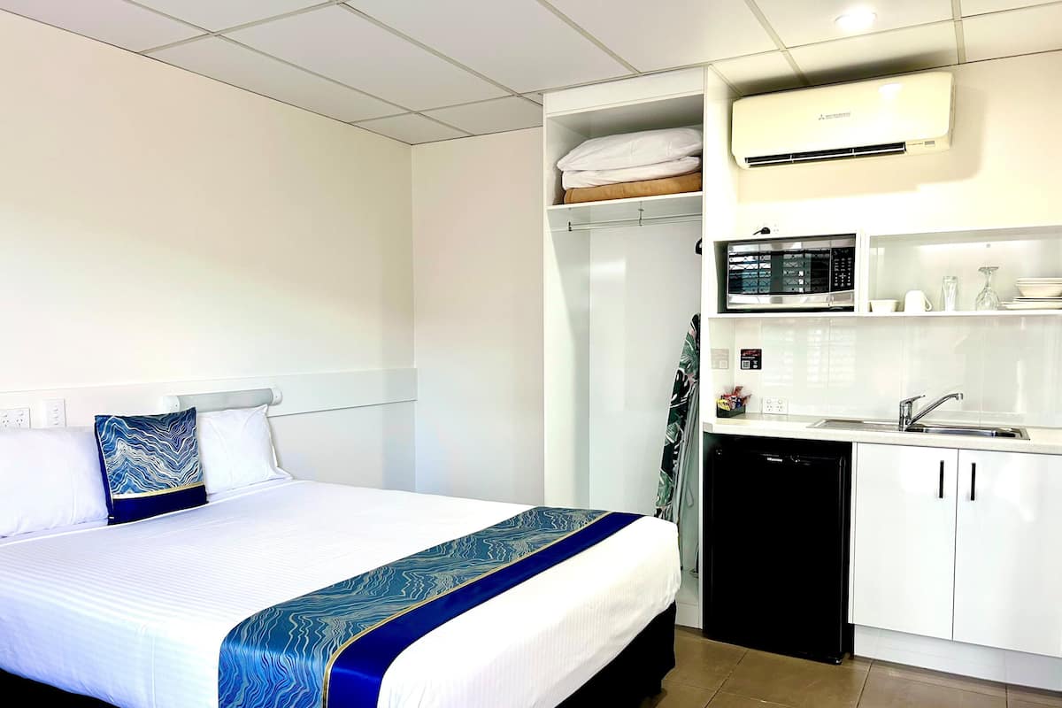 Premium bedding, Select Comfort beds, iron/ironing board, free WiFi