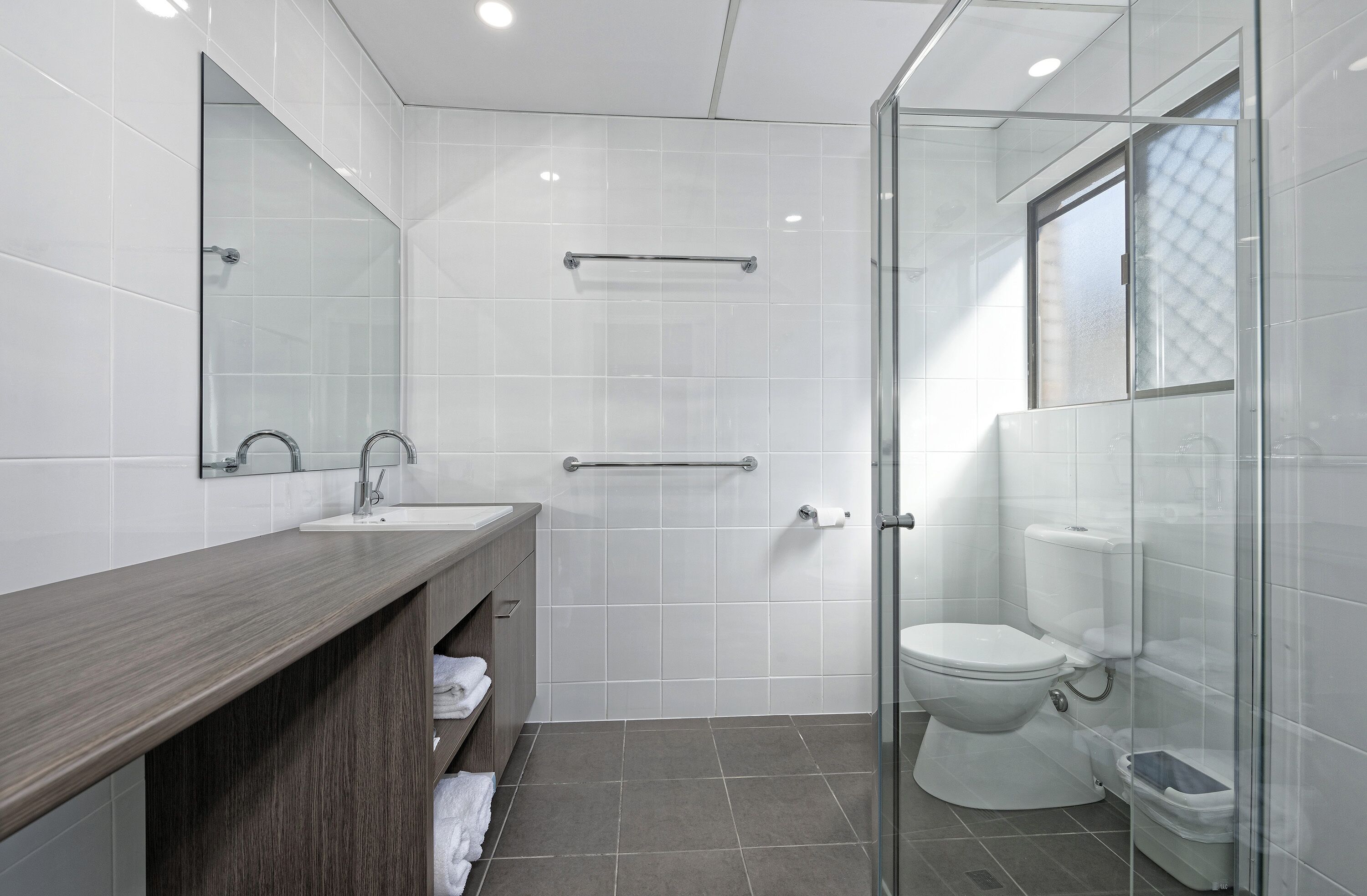 Executive Queen Room (Not Pet Friendly) | Bathroom | Shower, hair dryer, towels
