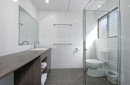Executive Queen Room (Not Pet Friendly) | Bathroom. Chalet Motor Inn
