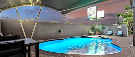 Piscine extérieure, chaises longues