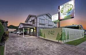 Front of property – evening/night - Chalet Motor Inn (Bundaberg Central)