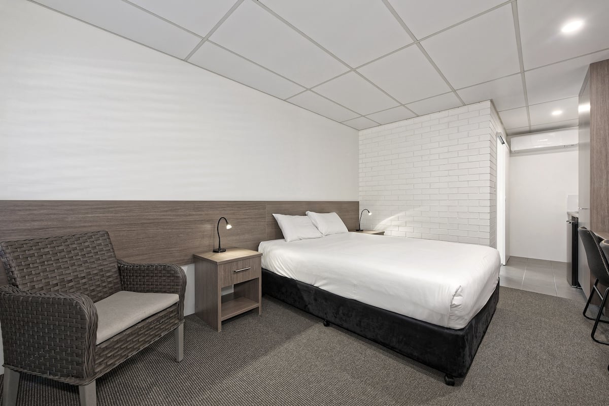 Executive Queen Room (Not Pet Friendly) | Premium bedding, Select Comfort beds, iron/ironing board, free WiFi