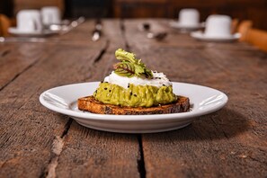 Une assiette de nourriture sur une table en bois, avec un arrière-plan flou.