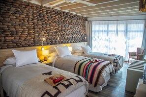 Superior-Dreibettzimmer | Hochwertige Bettwaren, Zimmersafe, individuell dekoriert