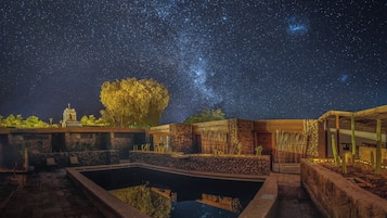 Piscine extérieure, parasols de plage, chaises longues