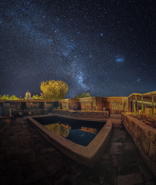 Hồ bơi ngoài trời, dù/ô trên bãi biển/hồ bơi, ghế dài tắm nắng