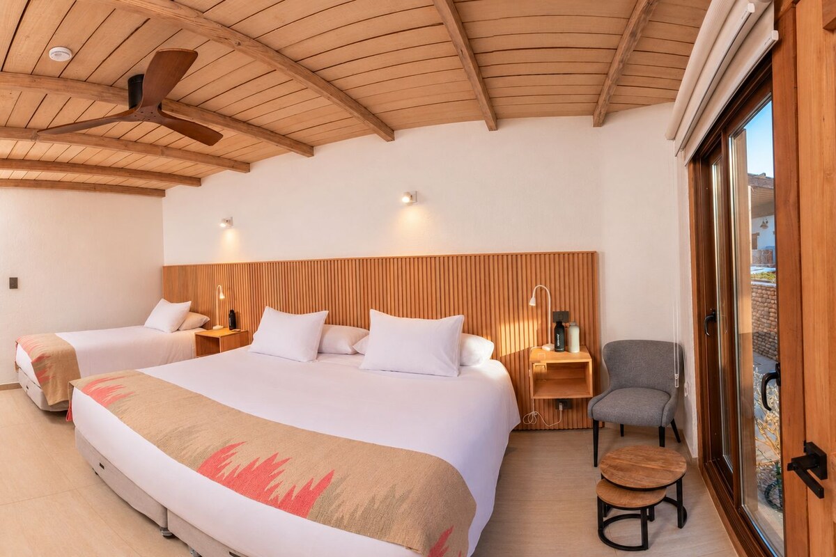 Superior driepersoonskamer | Luxe beddengoed, een kluis op de kamer, gratis wifi