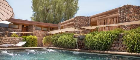 Außenpool, Sonnenschirme, Liegestühle