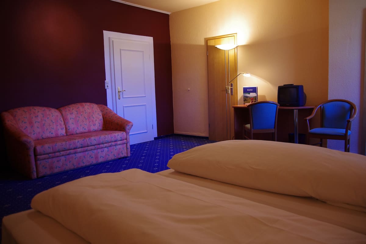 deluxe room, non smoking | minibar, in-room safe, desk, free cots/infant beds