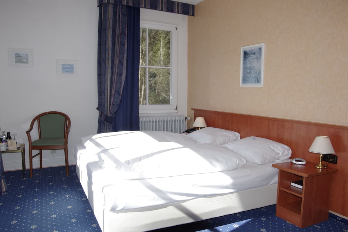 Deluxe Room, Non Smoking | Minibar, in-room safe, desk, free cots/infant beds