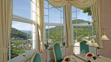 Breakfast, lunch, dinner served; Regional cuisine