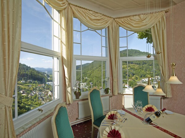 Breakfast, lunch, dinner served; Regional cuisine 