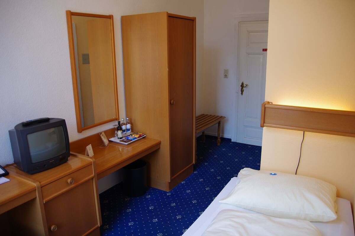 Standard Room | Minibar, in-room safe, desk, free cots/infant beds