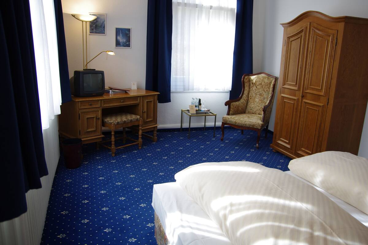 Standard Double Room | Minibar, in-room safe, desk, free cots/infant beds