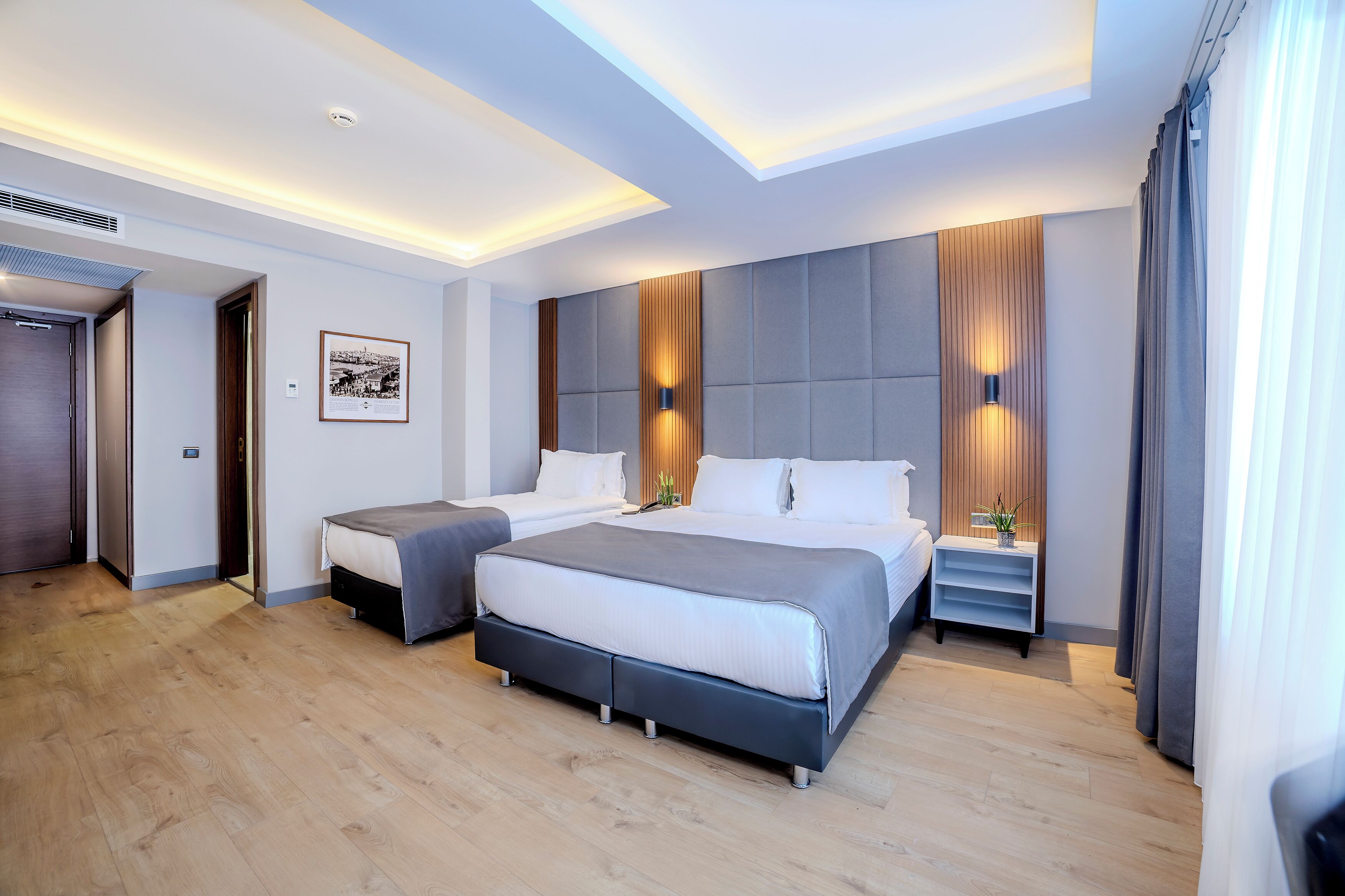 迷你吧、客房内保险箱、办公桌、笔记本电脑工作区