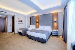 Minibar, coffres-forts dans les chambres, bureau