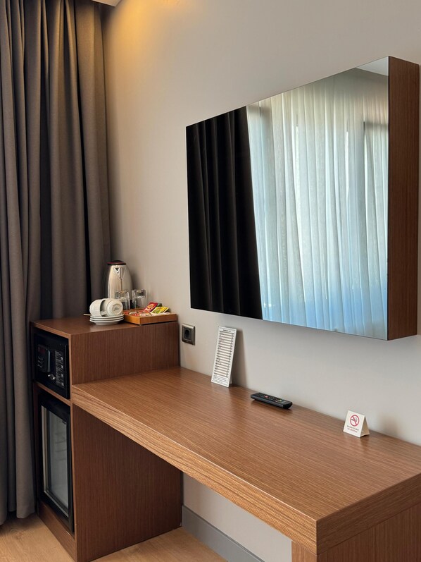 Een minibar, een kluis op de kamer, een bureau, een laptopwerkplek