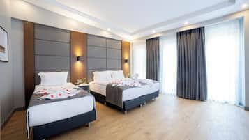 Junior Suite | Minibar, in-room safe, desk, laptop workspace
