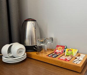 Een minibar, een kluis op de kamer, een bureau, een laptopwerkplek