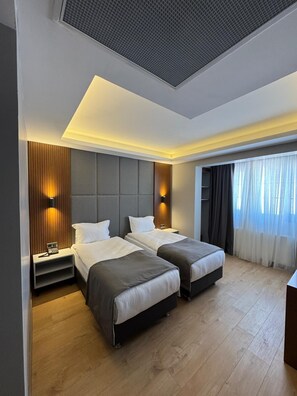 Habitación superior con 2 camas individuales | Minibar, caja de seguridad en la habitación y escritorio