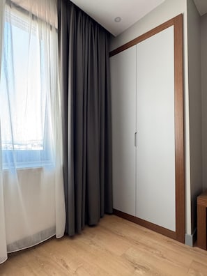 Habitación triple superior | Minibar, caja de seguridad en la habitación y escritorio