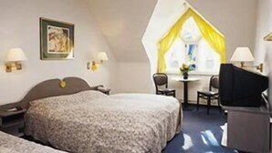 In-room safe, desk, iron/ironing board (on request), cribs (surcharge) - Hotel Casa Chiara (Trier)