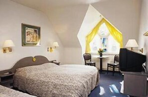 In-room safe, desk, iron/ironing board, cribs/infant beds