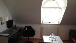 In-room safe, desk, iron/ironing board (on request), cribs (surcharge) - Hotel Casa Chiara (Trier)