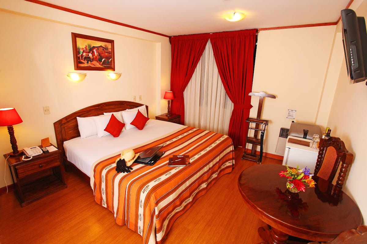 Minibar, in-room safe, desk, WiFi (free)